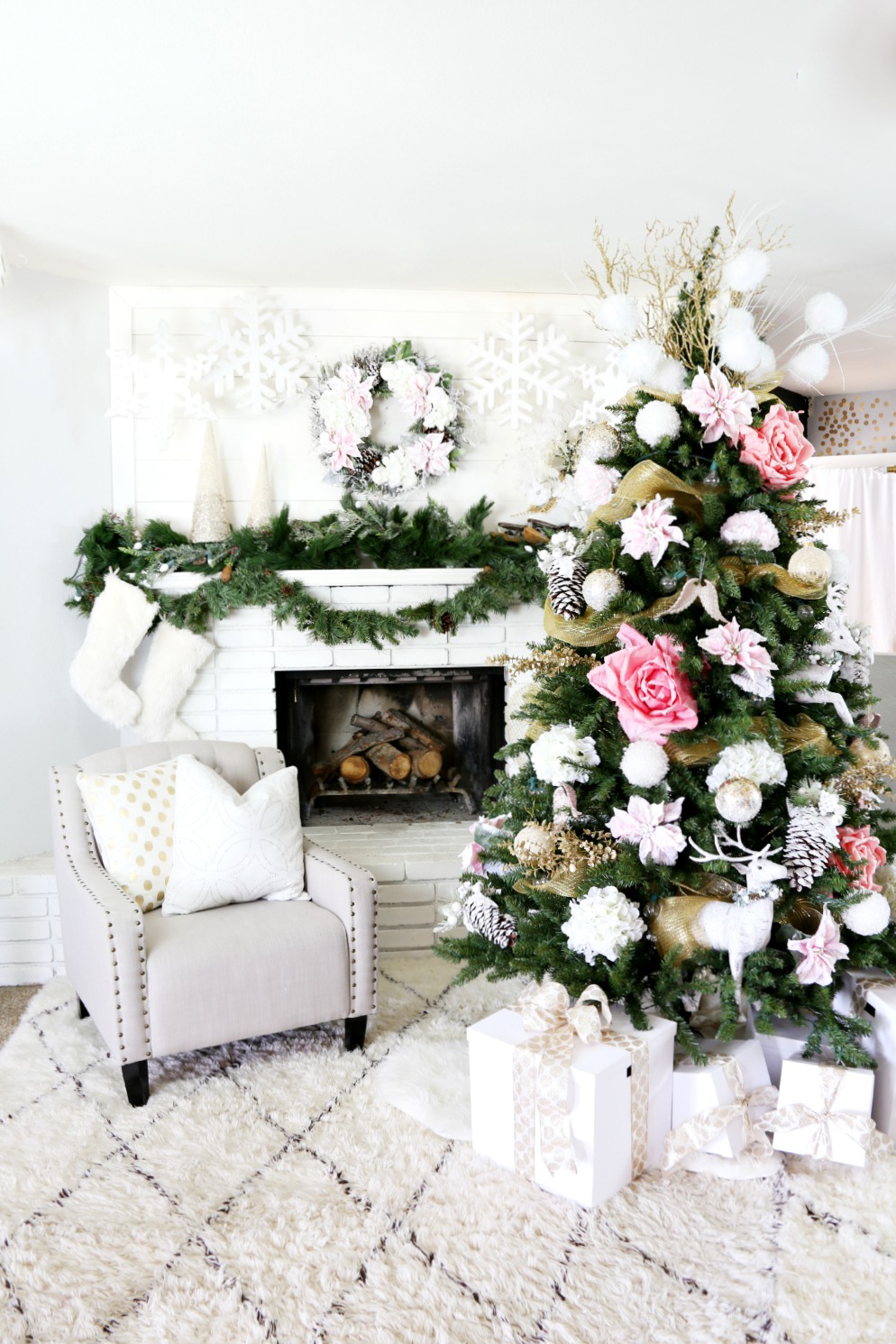 Christmas Tree Decorating, DIY Holiday Decor, DIY Holiday Decorating, How to Decorate Your Christmas Tree, Decorating Hacks, Holiday Decor Ideas, Holiday Decor Tips and Tricks, Popular Pin, Christmas DIY, Christmas Tree Hacks