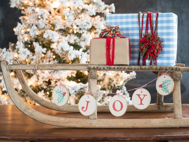 Cheap Christmas DIYs, Easy Holiday DIYs, Christmas Decor, Cheap Christmas Decor, Frugal Holiday Decorating, Cheap Decorating for the Holidays, How to Decorate for Cheap, Frugal Holiday Decor, Popular Pin