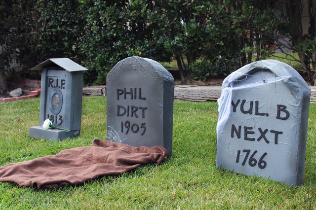 Cardboard Tombstones, DIY Cardboard Tombstones, Halloween Home Decor, DIY Halloween Decor, Outdoor Halloween DIYs
