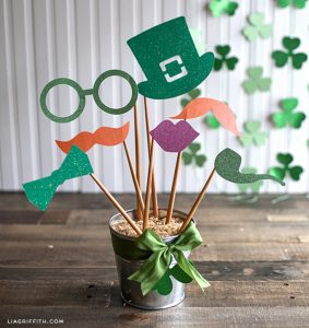 10 St. Patrick’s Day DIYs for Luck All Year Long| St Patricks Day, St Patricks Day DIYs, DIY St Patricks Day, DIYs, Holiday DIYs, Holiday Crafts, Holiday Craft Projects, DIY St Pattys Day, Popular Pin #HolidayCrafts #StPatricksDay